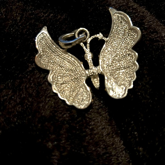 Beautiful Green butterfly pendant, with iridescent accent stones - Picture 4 of 4